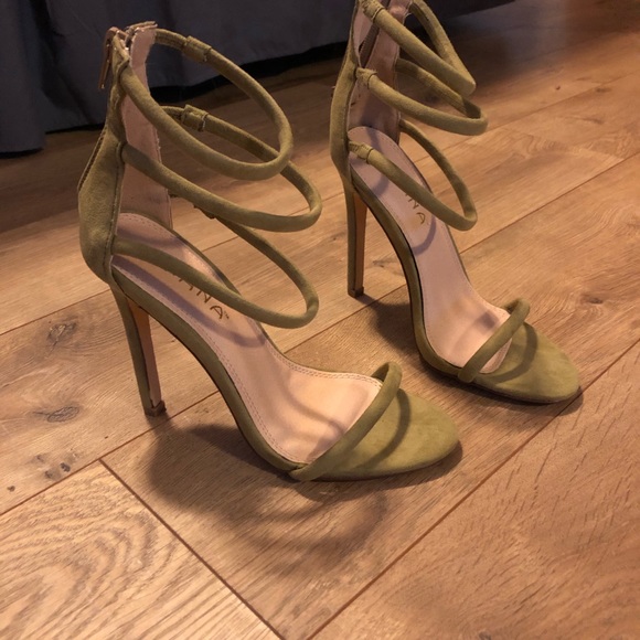 Adorable heels - Picture 1 of 4